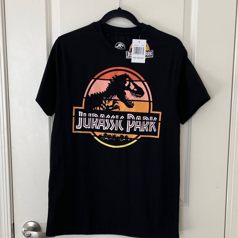 ✨NWT Jurassic Park Women’s T-Shirt. Size M🖤